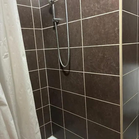 Astoria Center 8 *