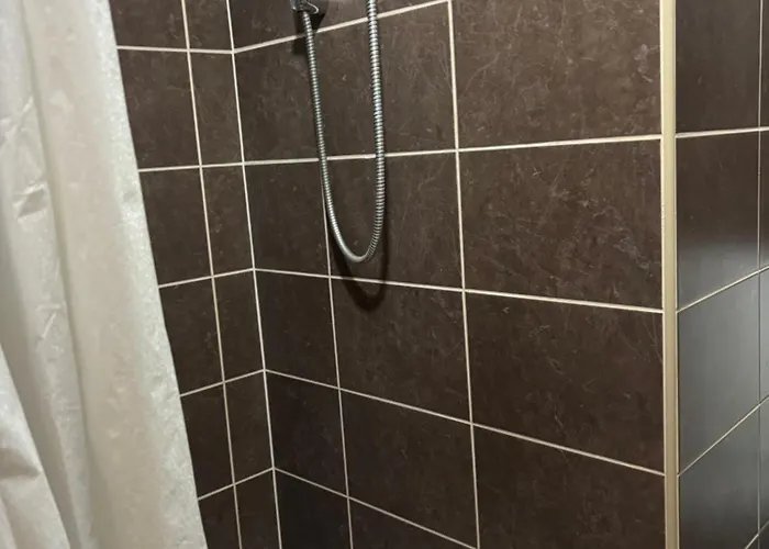 Astoria Center 8 *